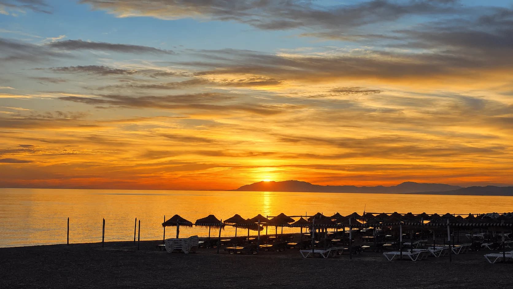 Strand Almayate bij zonsondergang