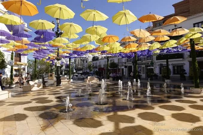 Paraplu's boven het dorpsplein van Torrox in zuid Spanje