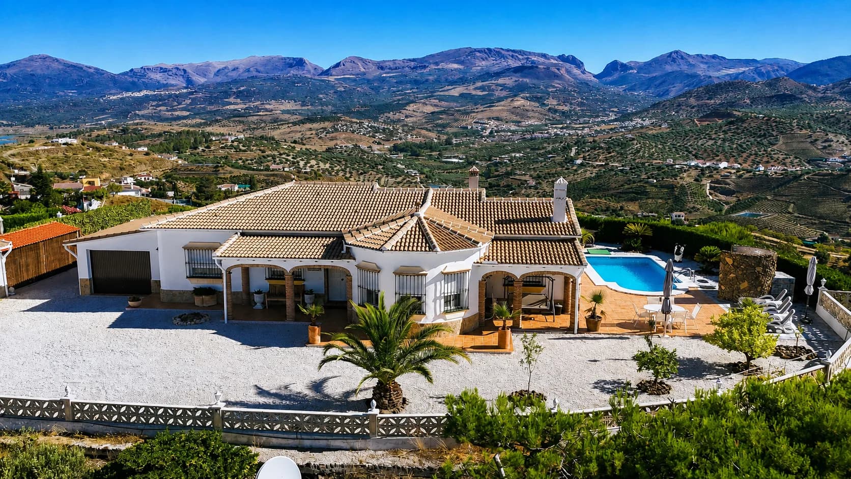 Ruime vakantiewoning met zwembad en panoramisch uitzicht op de bergen in Spanje.